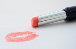 cara menghilangkan noda lipstik di tembok
