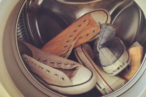 Mencuci Sepatu Di Mesin Cuci
