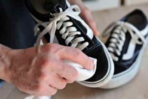 cara mencuci sepatu bahan kain